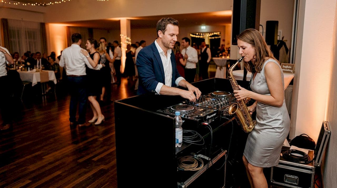 So finden Sie den perfekten Hochzeits-DJ mit Saxophon